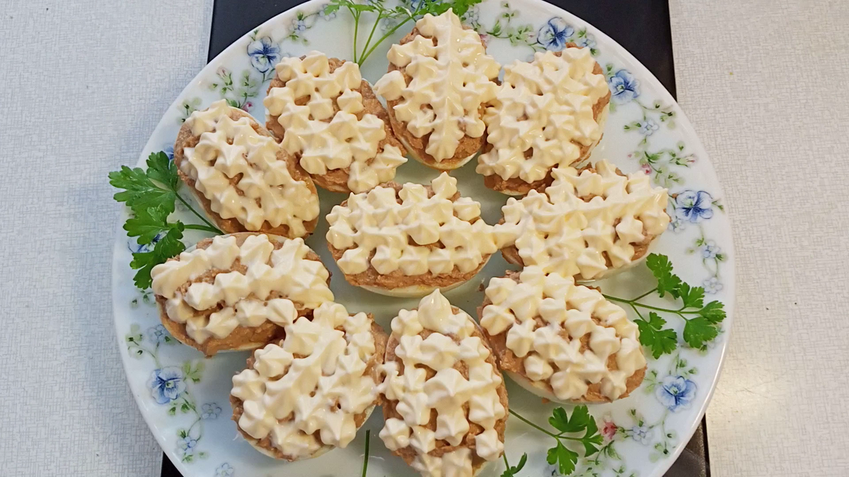 Фаршированные яйца по-советски: праздничная классика с изюминкой