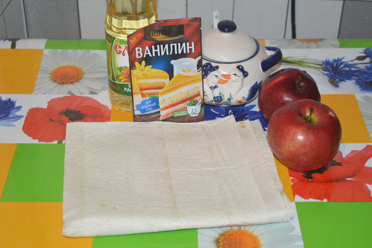 Вкусные рулетики из лаваша с яблоками и ванилином: простой рецепт