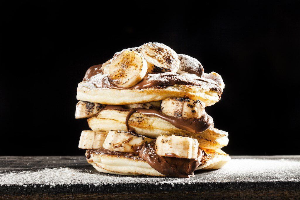 Нежные панкейки с бананами и соленой карамелью