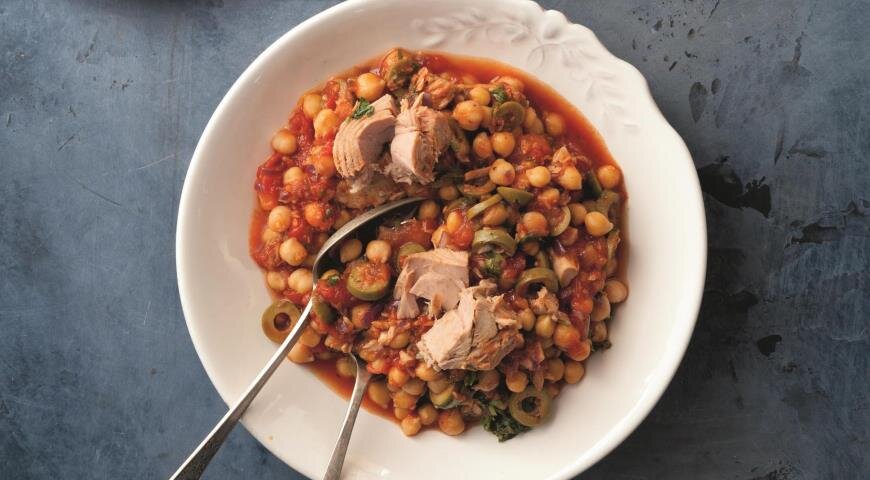 Простое и сытное блюдо: тунец с нутом и оливками