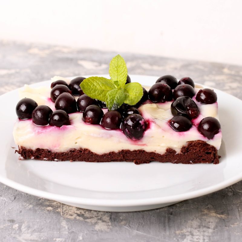 Нежные пирожные с заварным кремом и смородиной: быстро и вкусно