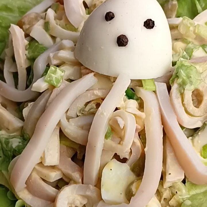 Вкусный салат с кальмарами: легко и сытно