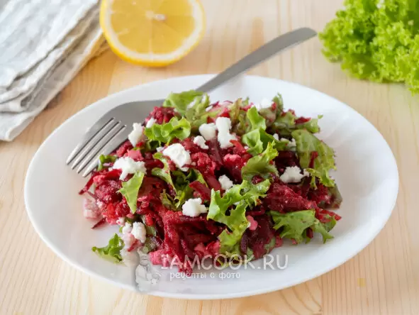 Как вкусно поесть сырую свеклу: яркий салат с сыром