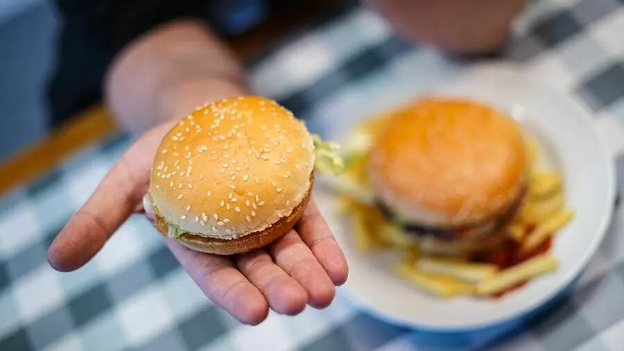 Почему ультраобработанные продукты могут подтолкнуть к перееданию среди молодежи