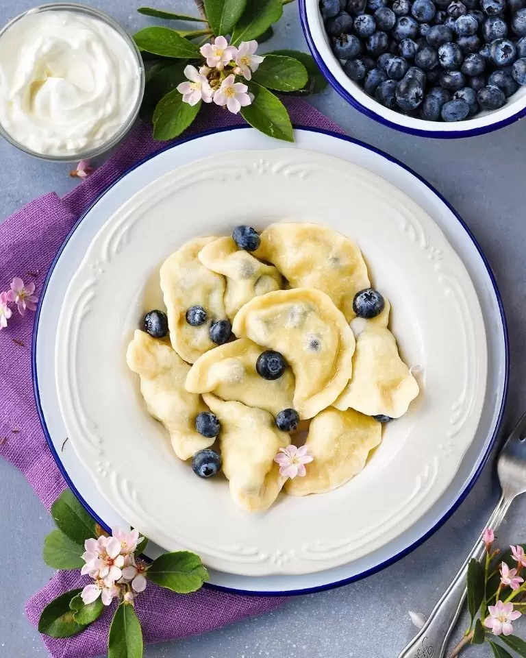 Вкусные вареники с черникой: легкий рецепт на кефире