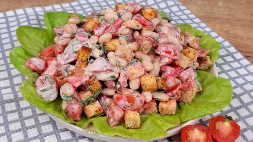 Простой и вкусный салат с помидорами: Как приготовить аппетитное блюдо за считанные минуты