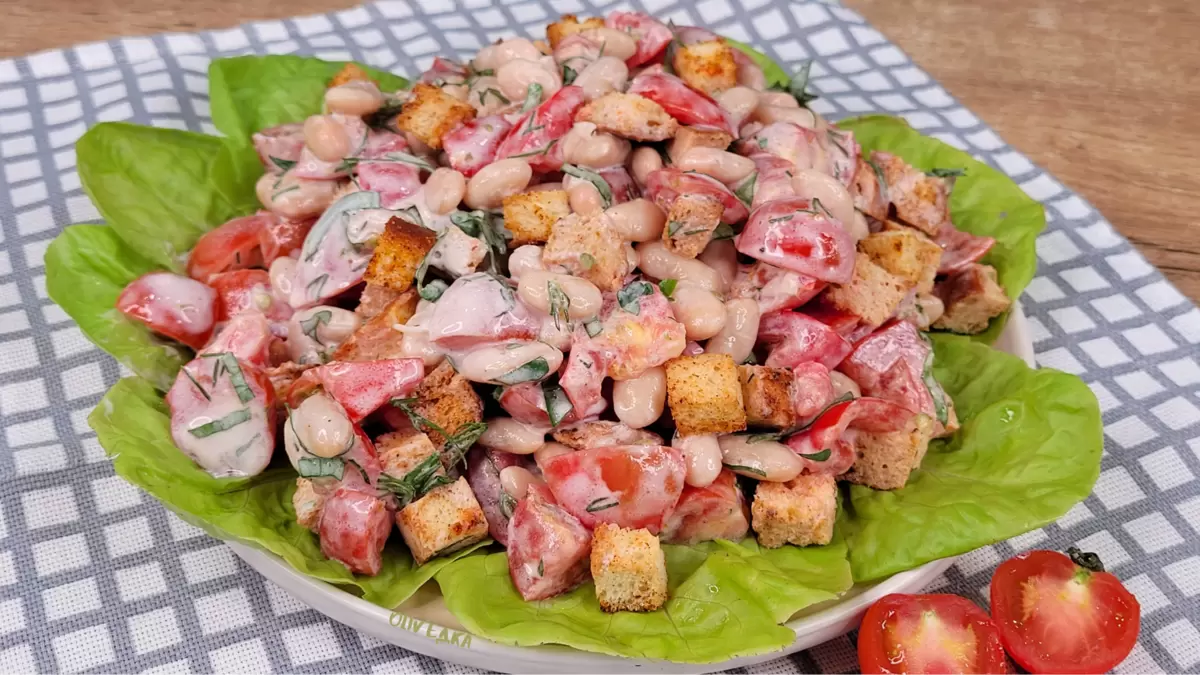 Простой и вкусный салат с помидорами: Как приготовить аппетитное блюдо за считанные минуты