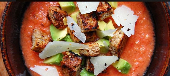 Освежающий гаспачо с домашними гренками для летнего обеда