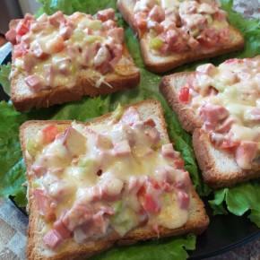 Простой и сытный завтрак: горячие бутерброды с ароматной начинкой