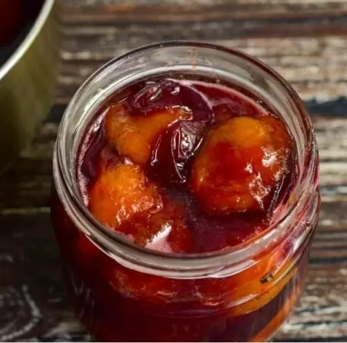 Увлекательное сливовое варенье с пряным ароматом корицы и имбиря