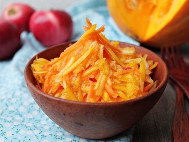 Сладкое золото: необычный салат из тыквы с яблоками и кедровыми орешками