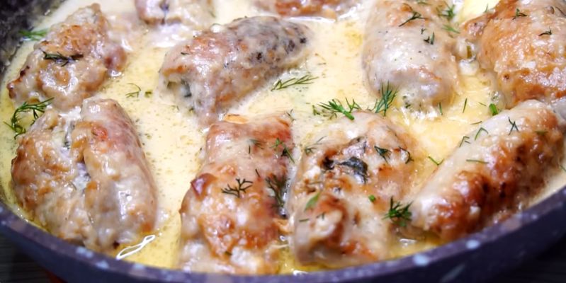 Мясные рулетики в сметано-чесночном соусе: идеальное блюдо для особых случаев