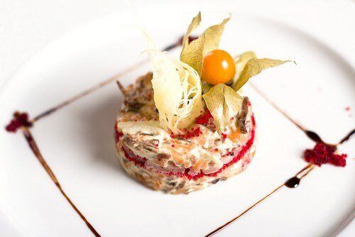 Вкусный мясной салат с сардинами: простой рецепт для гурманов