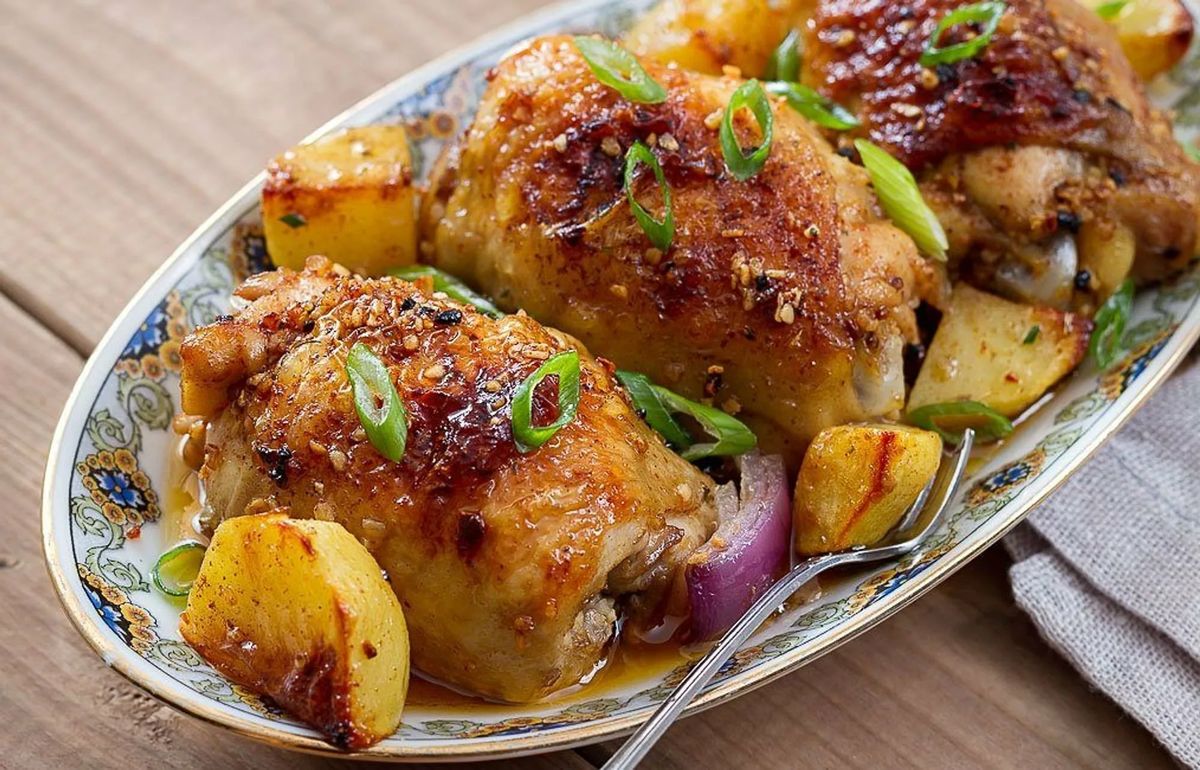 Ароматный рецепт запеченных куриных бедрышек с картошкой и специями для уютного вечера